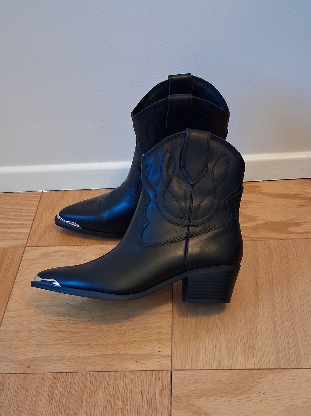 Aldo Black Ankle Boots with Silver Toe Size8  NWT